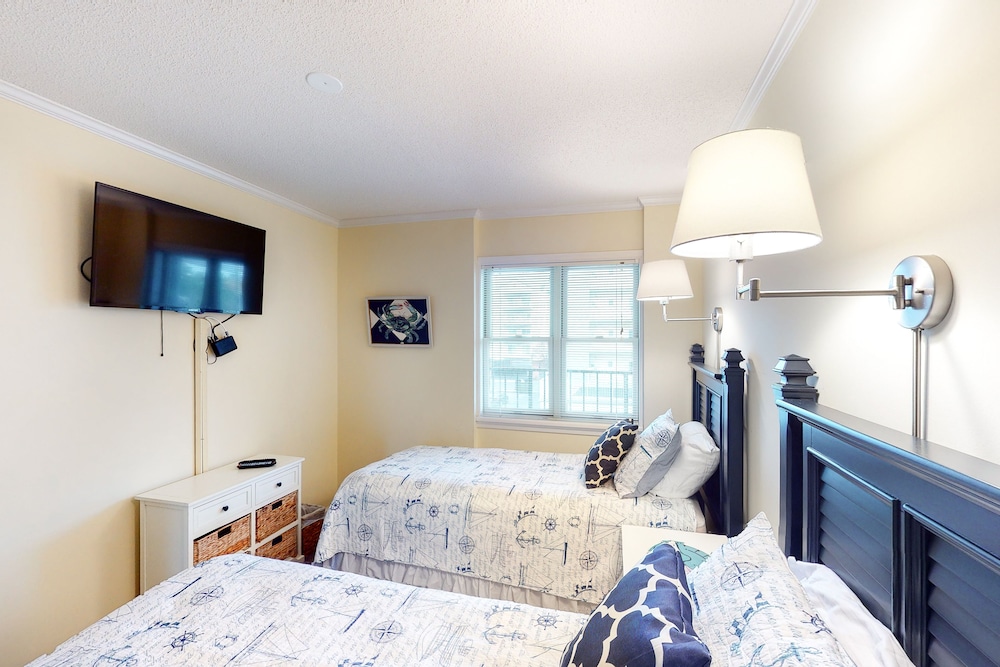 Well-appointed, Ocean Block Condo With A Large Balcony, Ac, And Pool Access - Ocean City, MD