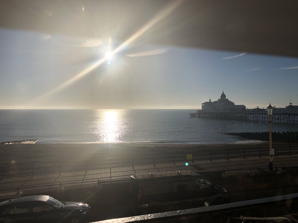 Beautiful 2 Bed Balcony Apart Seafront Eastbourne - Eastbourne