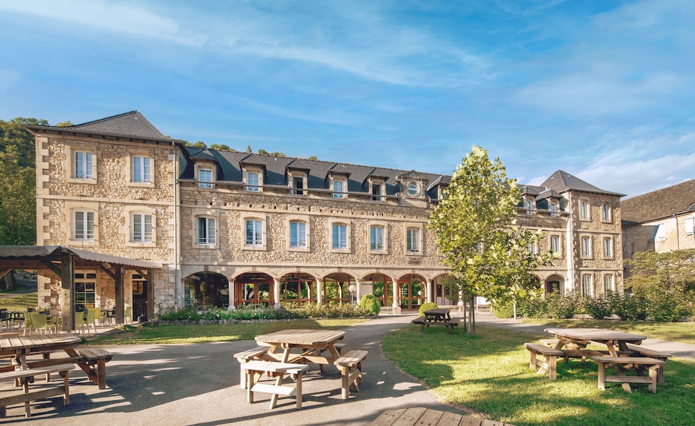 L'hôtel Des Bains - Salles-la-source - Aveyron
