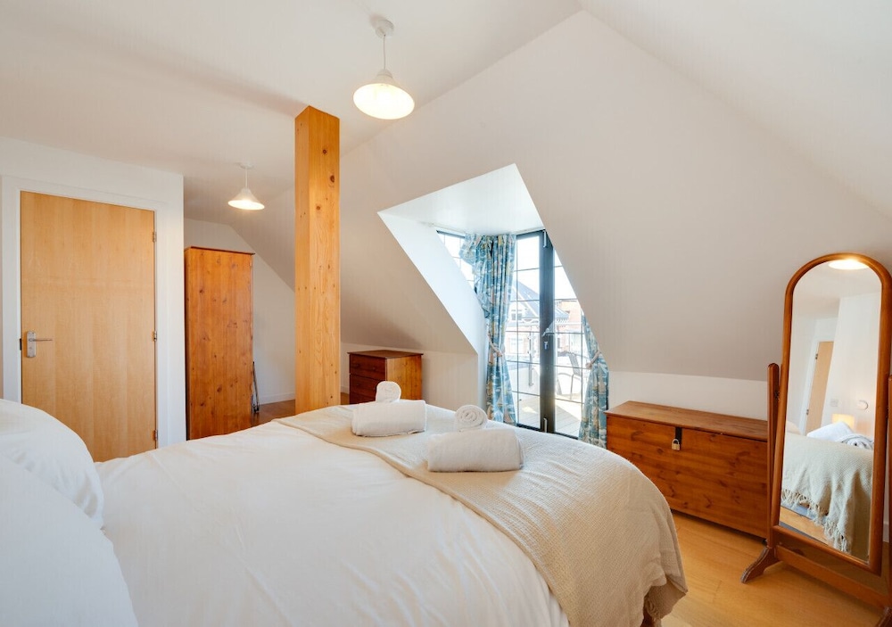 Flat 9 Broadleys - Three Bedroom Apartment, Sleeps 6 - Swanage