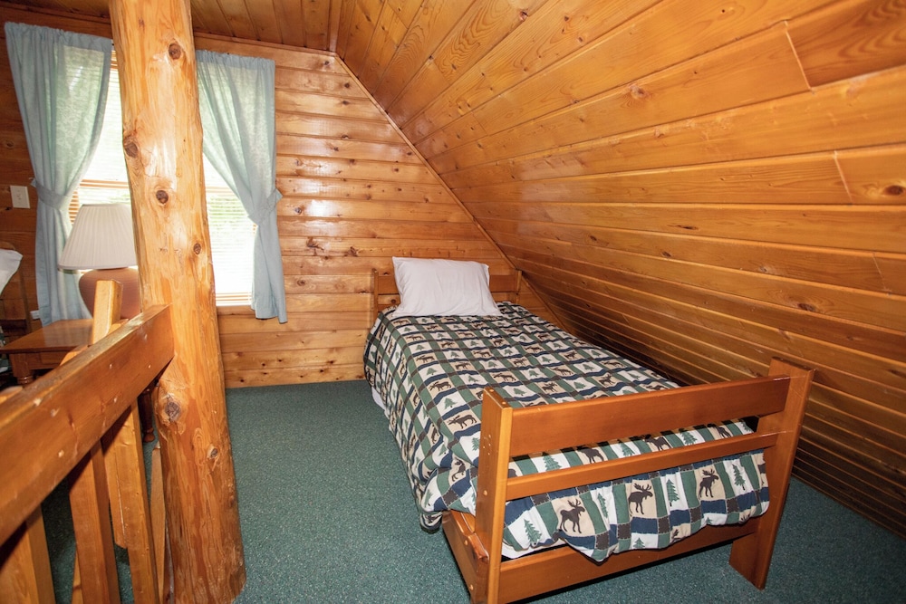 Cabin 2327 - Quiet Log Cabin Within Private Resort - Gaylord, MI