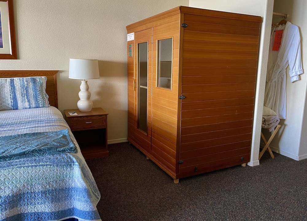 Blue Whale Oceanview Spa & Sauna Penthouse Suite - Shelter Cove, CA
