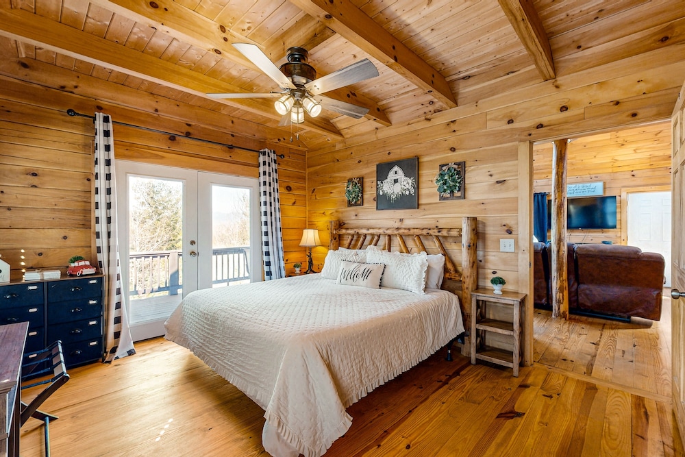 Lofted Cabin In The Trees With Private Pool Table, Washer/dryer, & Full Kitchen - Whittier, NC