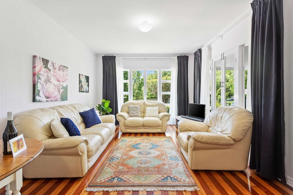 Artist's Cottage - Cosy Home In Quiet Leafy Street - Toowoomba