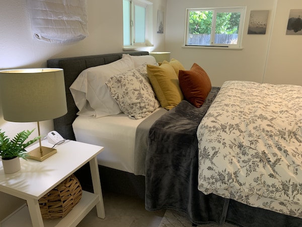 Beautifully Updated Garden Cottage - 1 Bedroom + Loft - Oregon