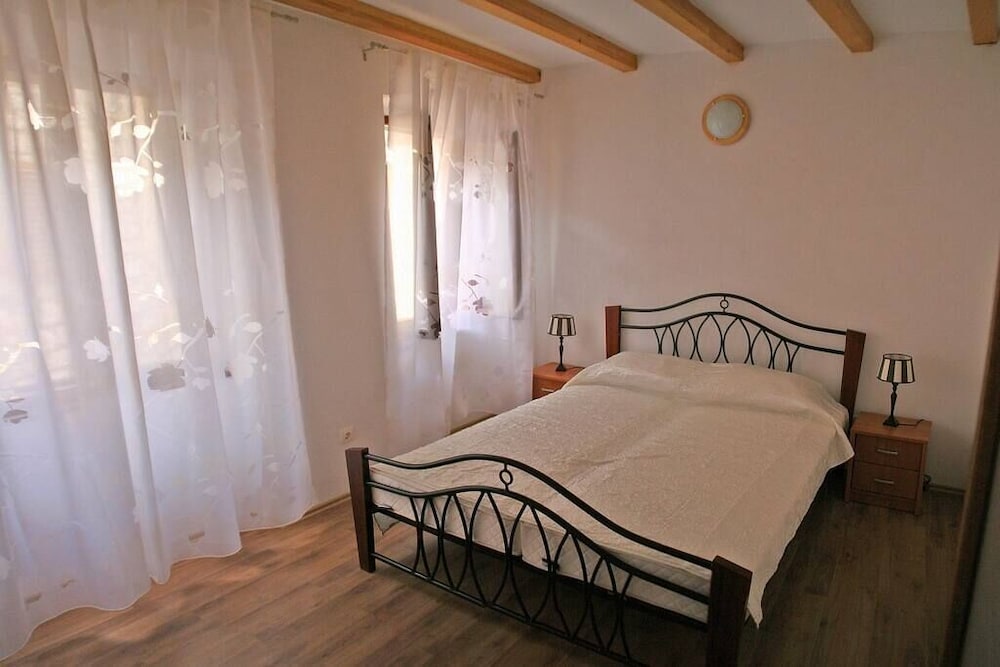 Holiday Home With 2 Bedrooms In The Old Town Of Bale - Valle