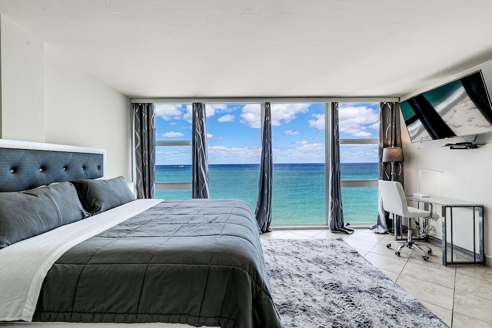 Beach Resort-amazing Ocean Beach Front Views Every Window-oceanfront Balcony - Fort Lauderdale