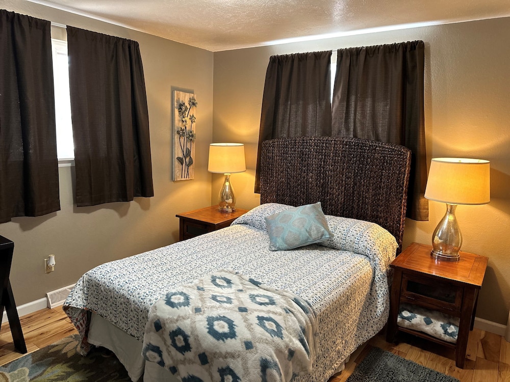 A Perfect Little Getaway!  Centrally Located, Fully Equipped! Pet Friendly Too! - Loveland, CO