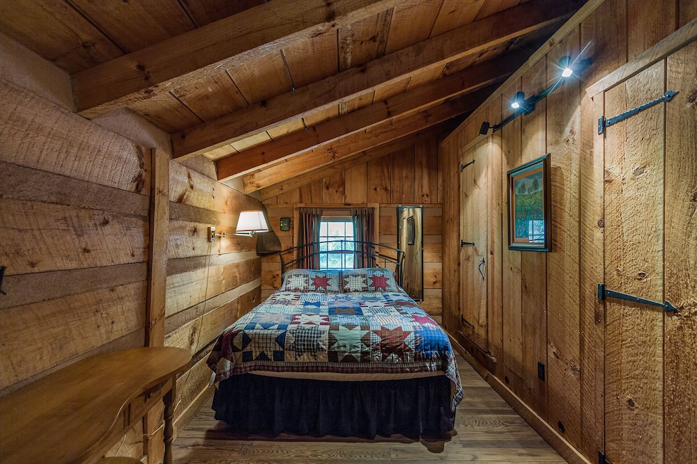 Grandpa's Cabin A Classic Mountain Log Cabin With Scenic Long Range View - Bryson City, NC