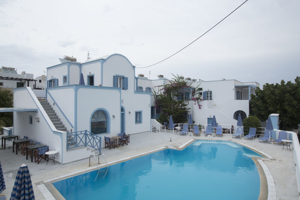 Leonidas Apartments - Santorini