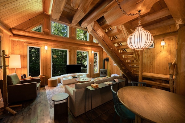 Halfmoon Cottage: Forest Views, Private Hot Tub - Vancouver Island