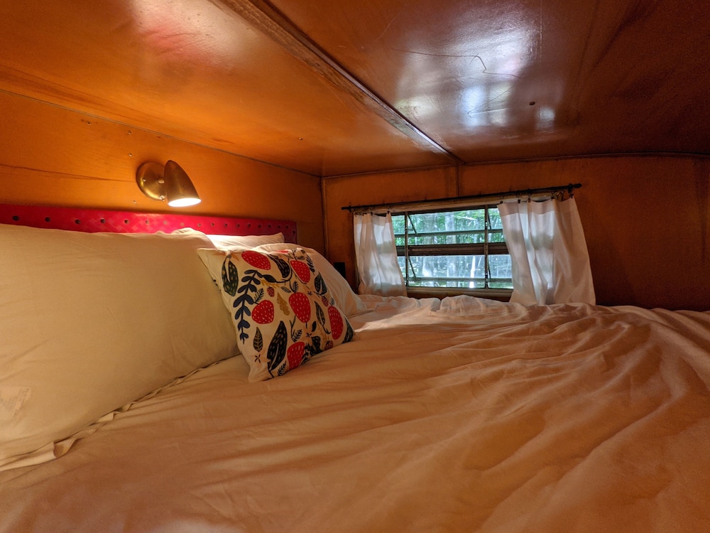 1952 Lighthouse Vintage Glamping Camper #4 - Premium Resort Amenities Included! - Eagle River, WI