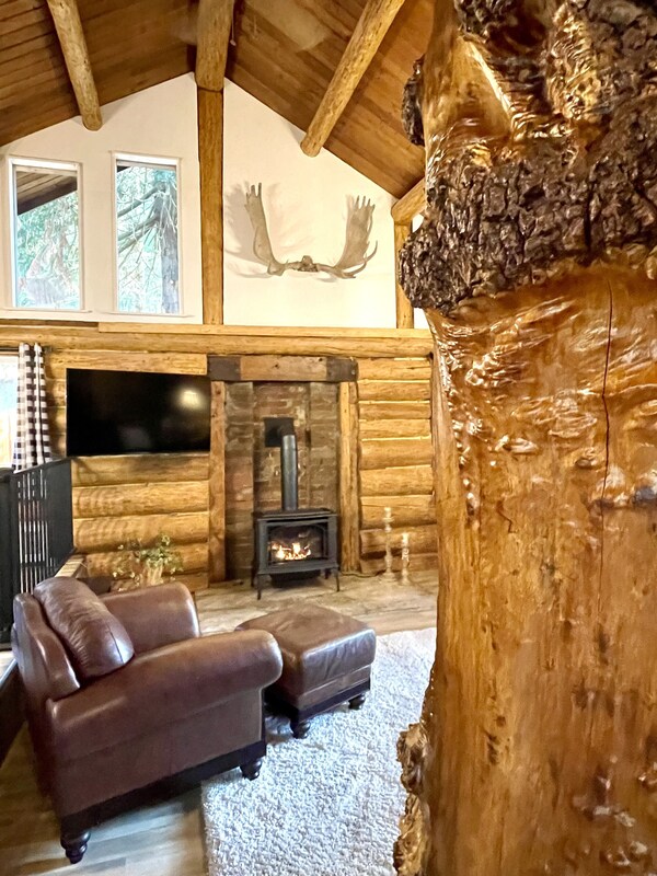 Gorgeous Log Home Minutes From The Beach, Rustic Charm With Modern Upgrades - Clinton, WA