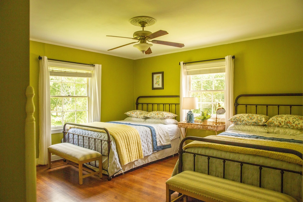 Southern Retreat At Its Finest With King Bed En-suite And Antiques Galore! - Laurel, MS