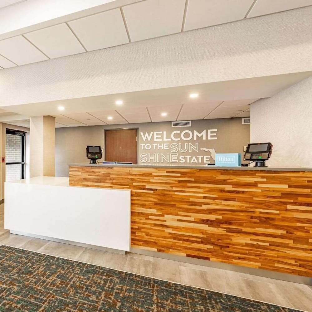 2 Connecting Suites At A  Hotel - Gainesville