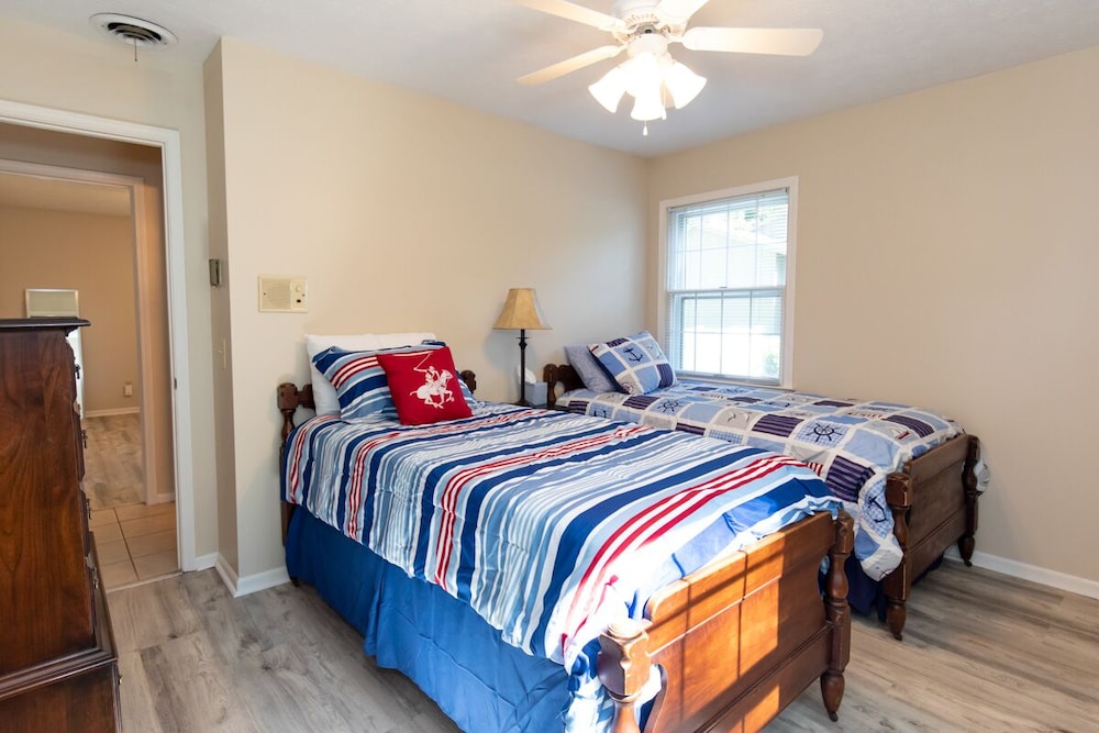 Two Bedroom Cozy Cottage Near Sports Force, Kalahari, And Cedar Point! - Sandusky, OH