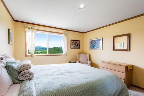 Looking for a vacation rental in Enumclaw, WA? Try cozycozy