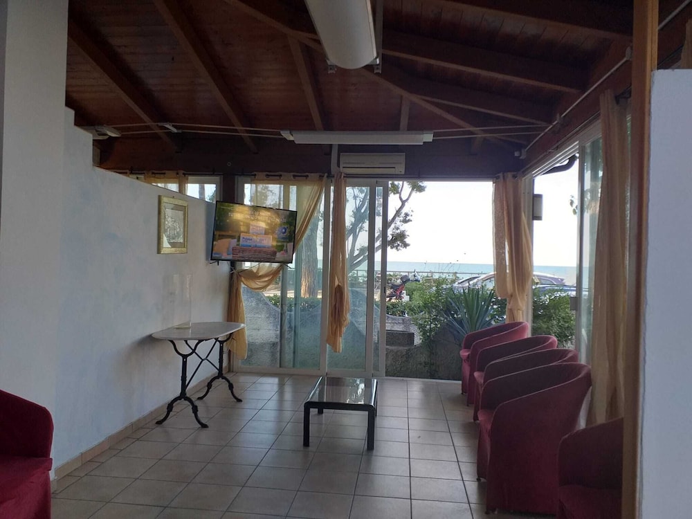 Room In Bb - Spacious Double Room Right By The Sea - Pineto