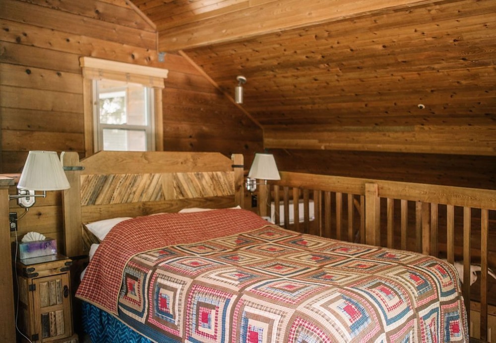 Rustic Cabin For 2 In Oak Creek Cabin - Munds Park, AZ