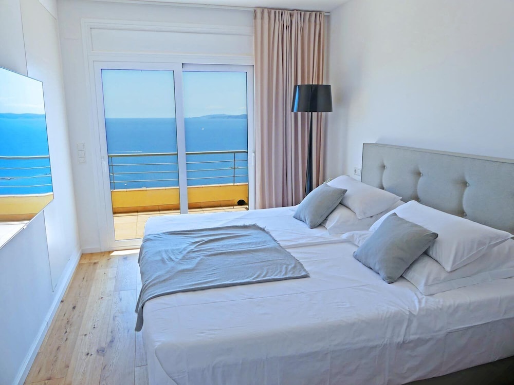 Luxury Villa Bianca Overlooking The Beach At Canyelles Petites - Roses