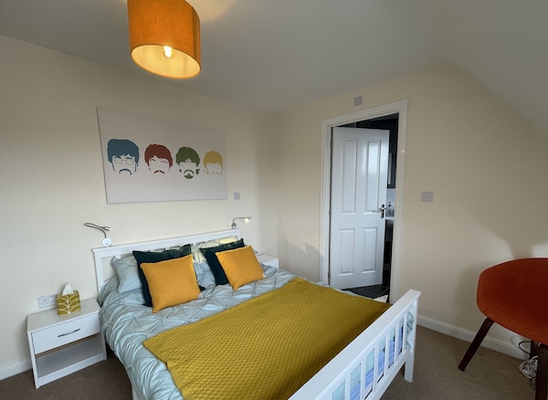 3 Bedroom Apartment, Sleeps 8, Elec Car Charge Port - Wellingborough