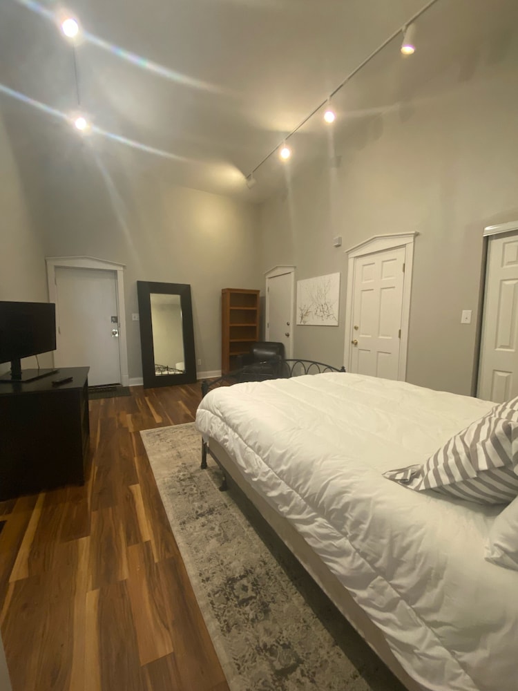 Newly Renovated Apartment Ideal 4 Long Stays Close To Downtown Lafayette Square - Berkeley, MO