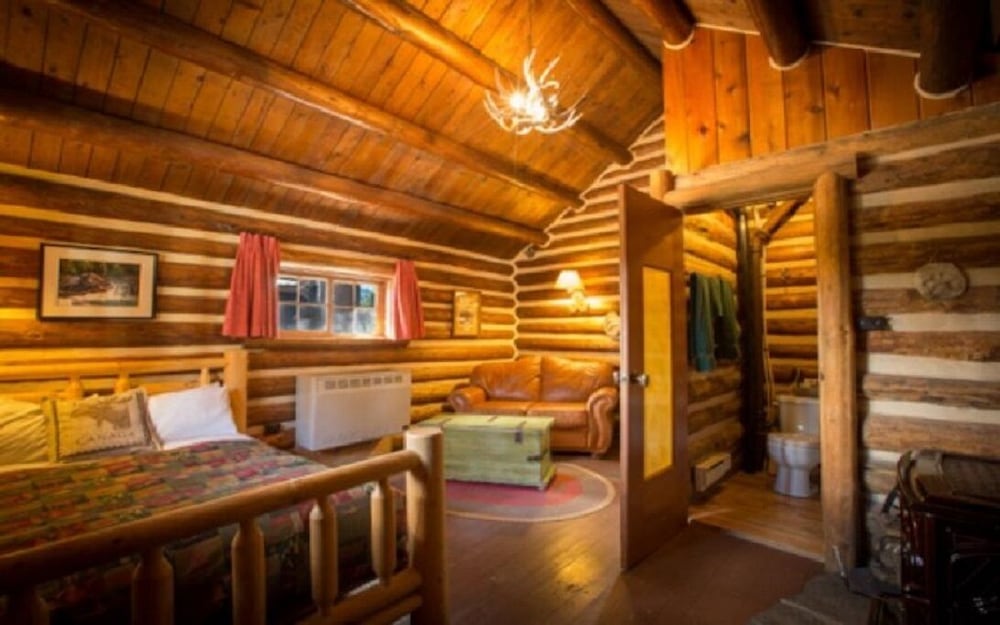 Storm Mountain Lodge - Historic Log Cabin #1 - Alberta