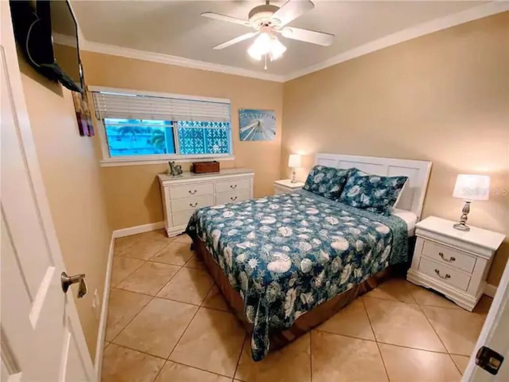 Beach Condo With Game Room! Steps From Indian Shores Beach, Pool. 2bd, Sleep 6. - Indian Shores, FL