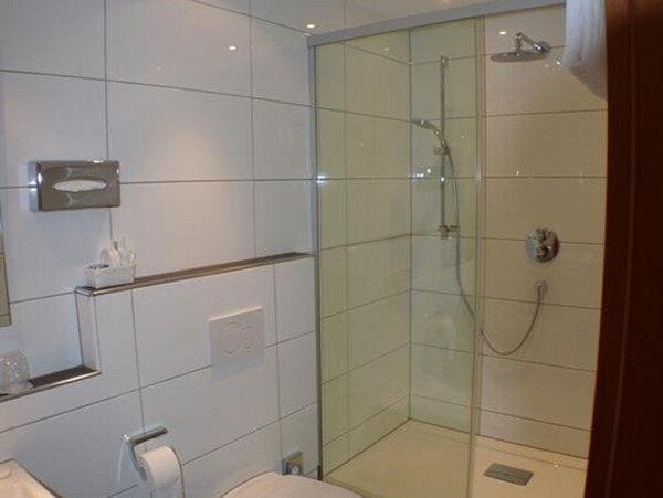 Suite, Shower, Toilet, Balcony - Hotel-restaurant St. Martiner Castell - Sankt Martin