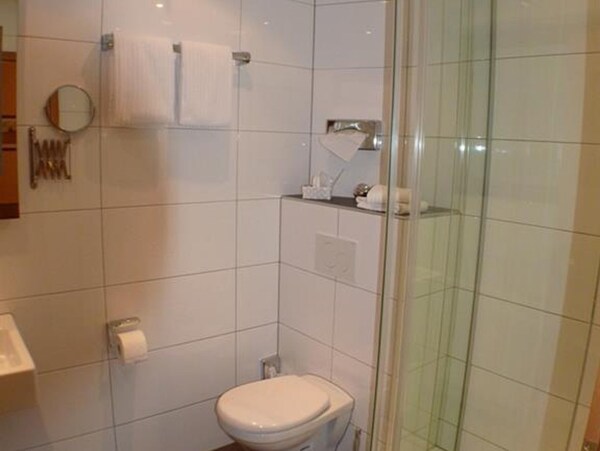 Suite, Shower, Toilet, Balcony - Hotel-restaurant St. Martiner Castell - Edesheim