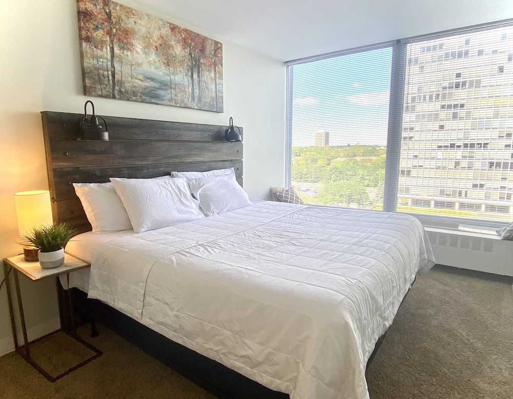 Entire Apartment With King Bed  /Traveling Professionals Welcome! Longterm Stays - Windsor, Ontàrio, Canadà