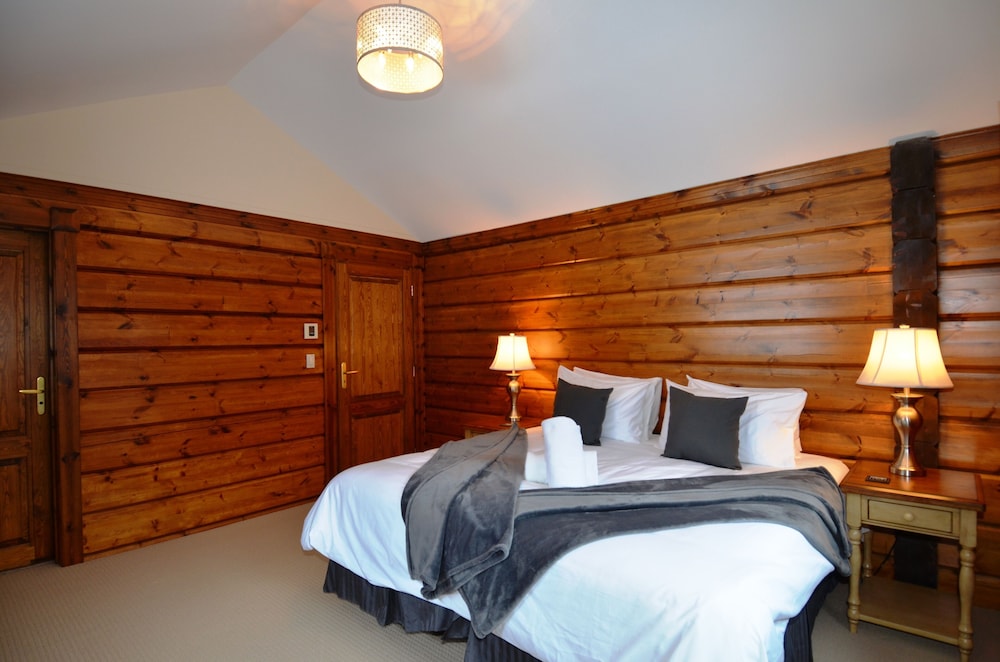Beautiful, Spacious 6 Bedroom Panabode Log Home Plus Loft - Golden