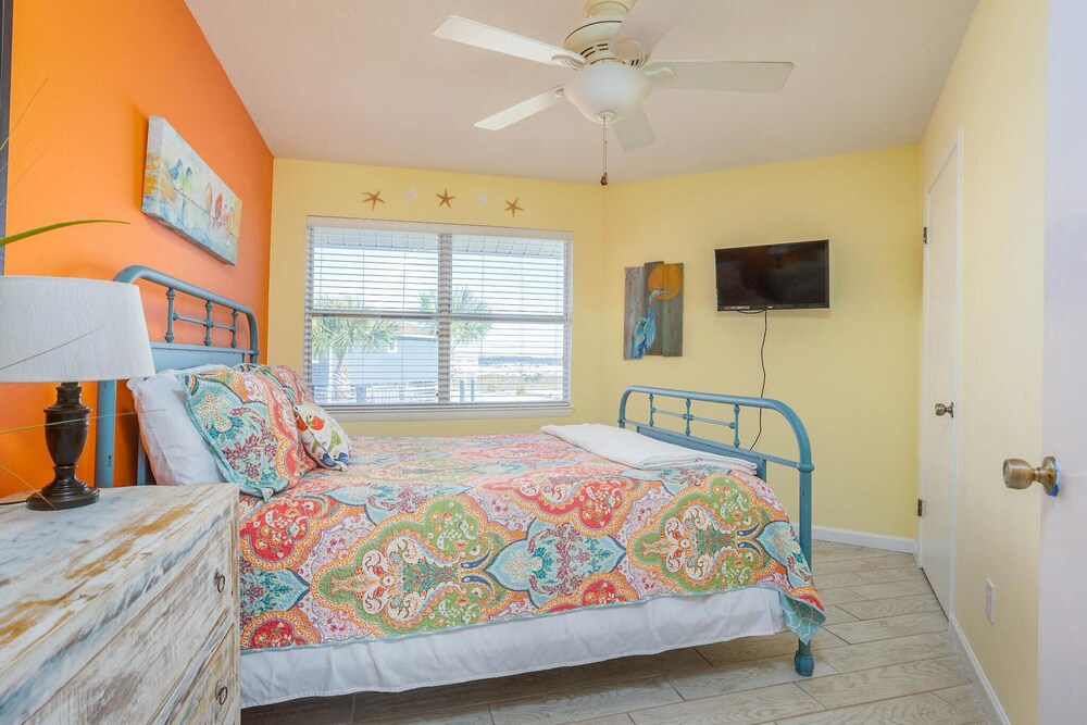 Beachy 3 Bedroom, 2 Bath Home Just Steps From Beach & Gulf! Sleeps 9 Easily! - Navarre Beach, FL