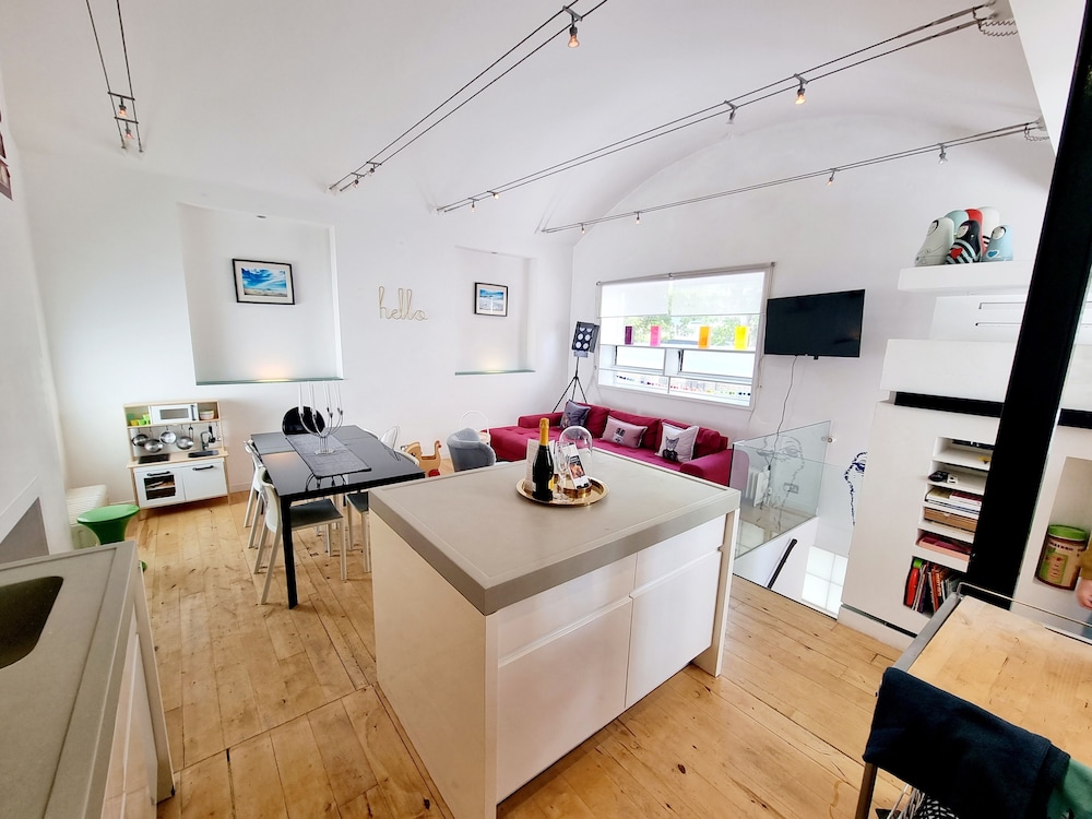Quirky Seaside Family Cottage, Walk To The Waves! - Hove