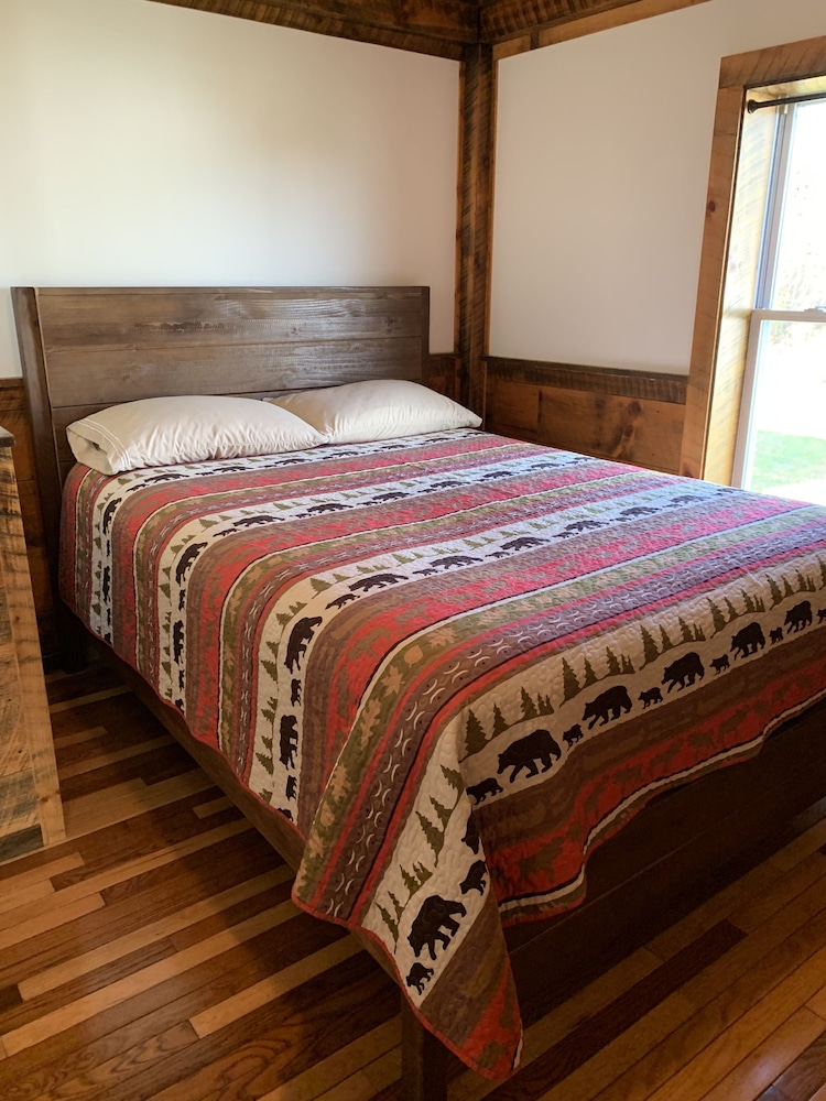 Post And Beam Cabin With Queen Size Bed - Greenville, ME
