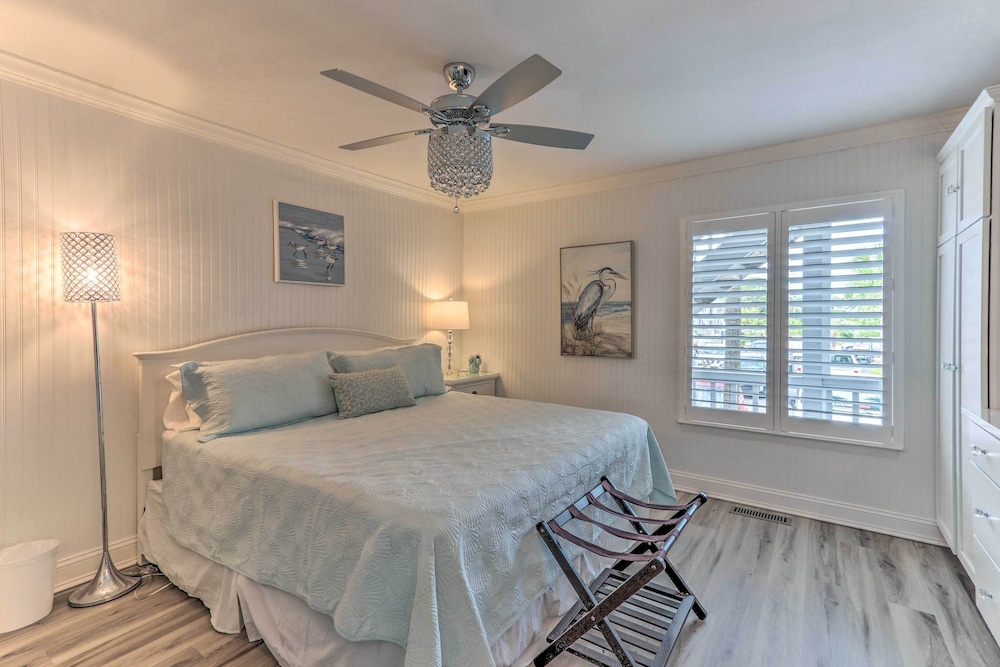 Beachfront Oasis Condo with Deck and Pool Access - Harbor Island, SC