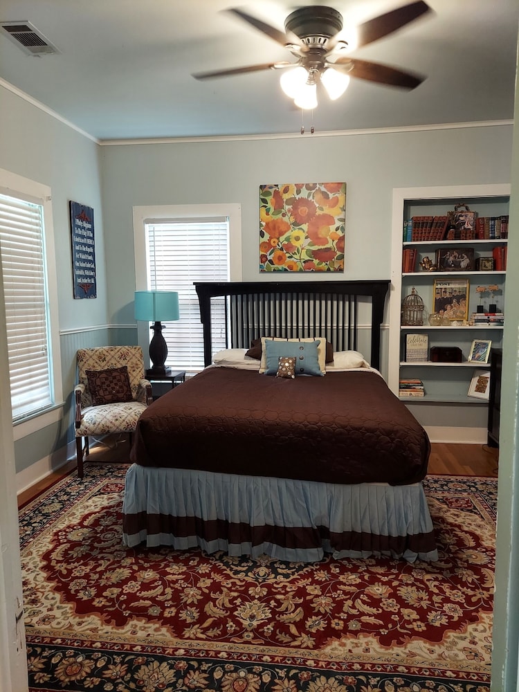 Nostalgic Charm In The Heart Of Downtown With Lake Marble Falls Blocks Away - Marble Falls, TX