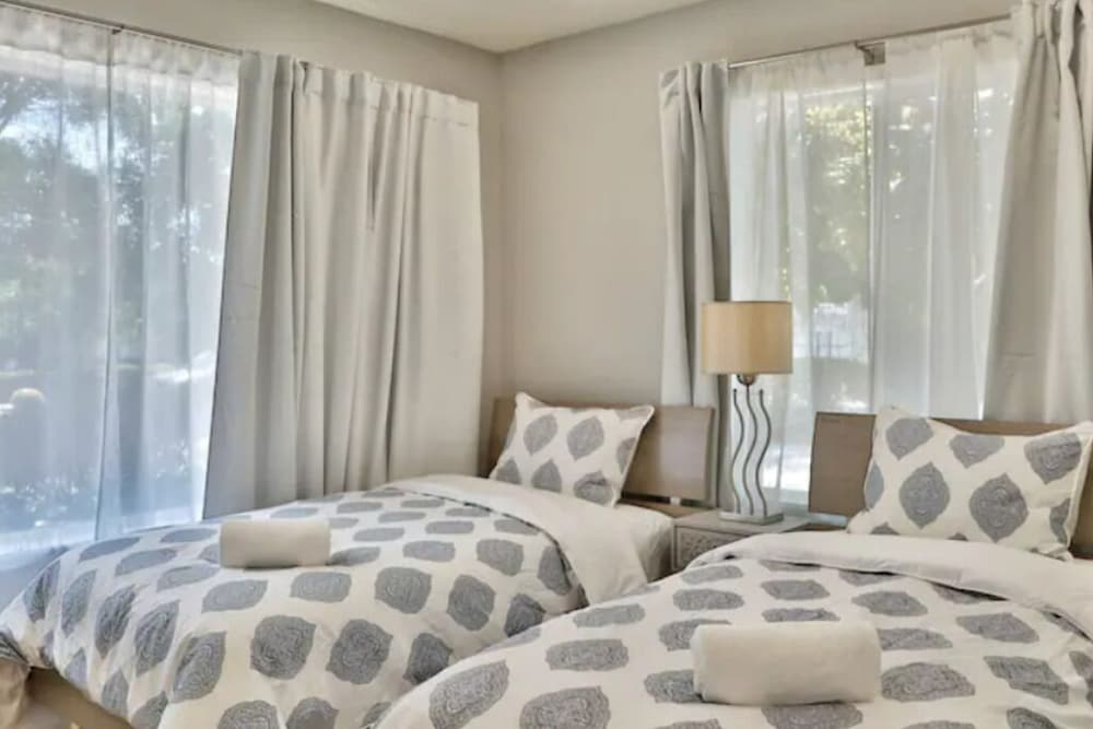 Modern 5-star Luxury Resort Style Vacation Home - Hayward, CA