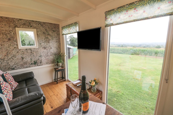Shepherds Hut, Pet Friendly, With Hot Tub In Rugeley - 더비셔