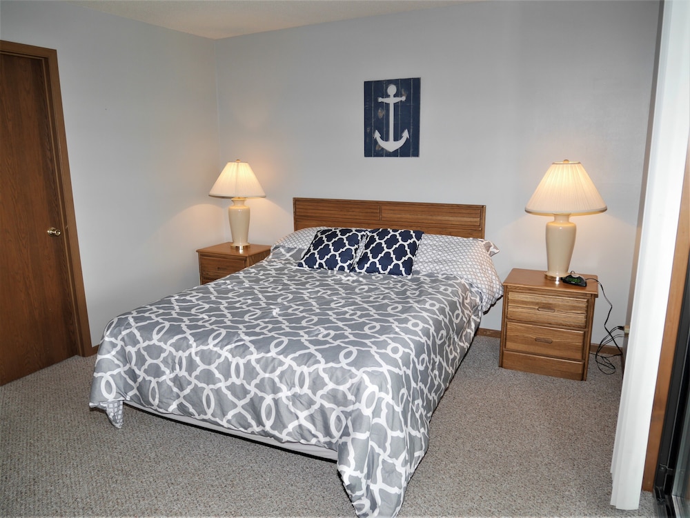 Cute And Cozy Lake Condo With Cove Water Views (30x10 Slip Free With A Rent). - Osage Beach, MO