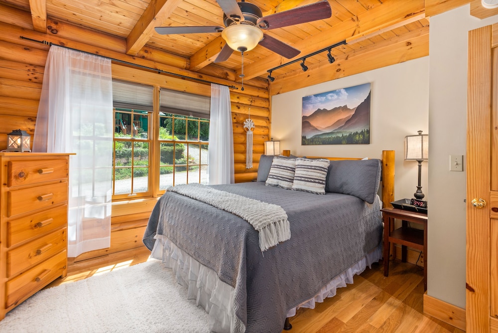 Beautiful Remodeled Log Home Located In The Heart Of Maggie With Easy Access! - Maggie Valley, NC