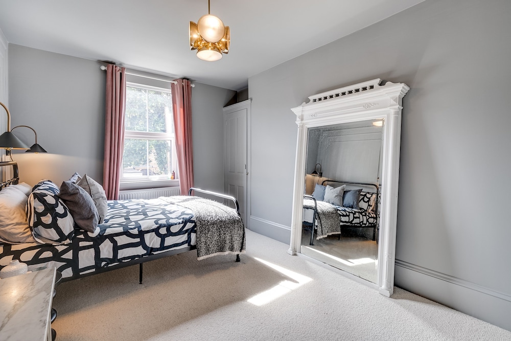 Elegant And Stylish Townhouse In Margate, Sleeps Up To 10 Guests Minutes From The Beach With A Garde - Broadstairs