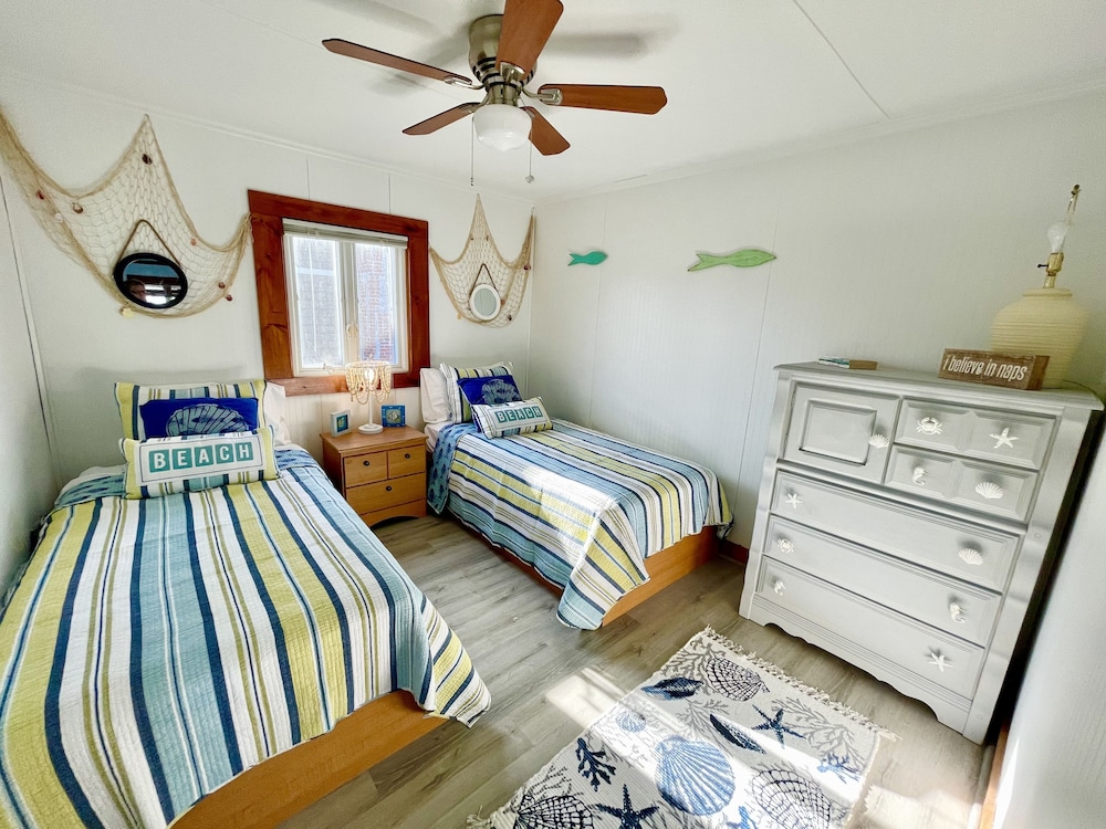 Blue Chill Cottage! Walk To Beach 2024 Season Selliing- Ac&wd & Outdoor Shower - Exeter, NH