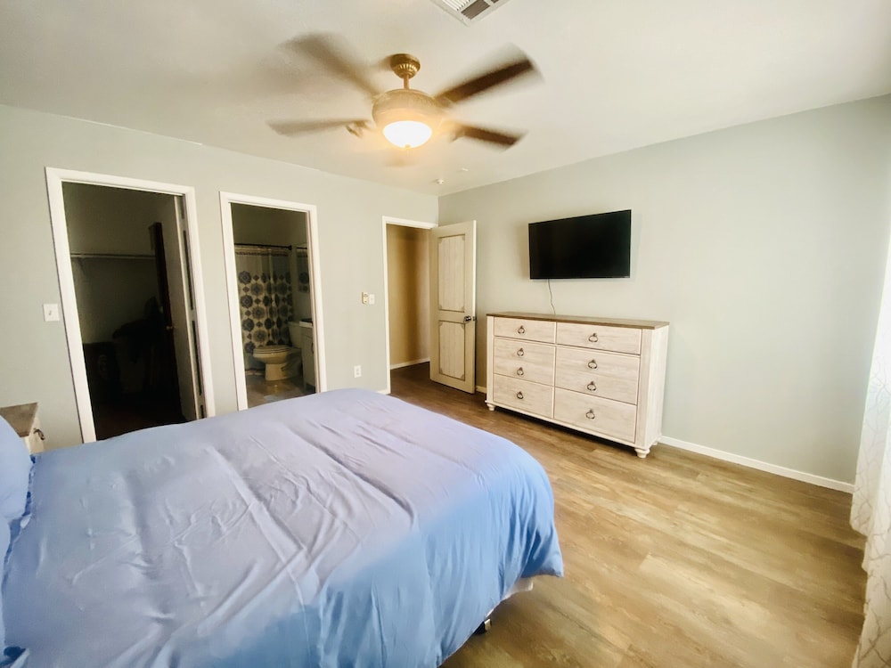 Spacious Entire Home Near Airport And Downtown Perfect For Families & Work Trips - Skyline Hotel & Casino