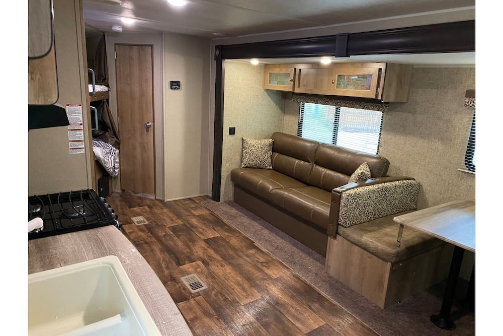 Amazing Rv With Bunks And Enclosed Master - Utah