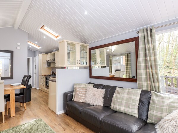 Woodside Lodge, Pet Friendly, With Hot Tub In Windermere - Ambleside