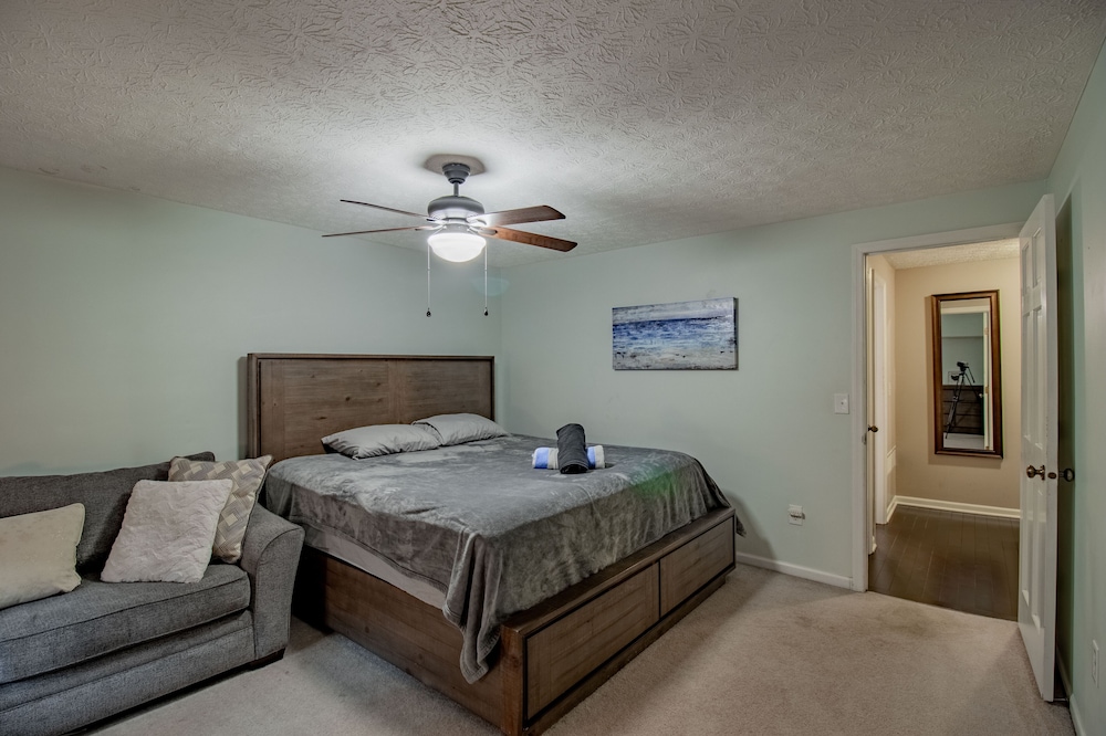 Prime Location With Hot Tub, Pool Table And Sauna - Columbus, OH