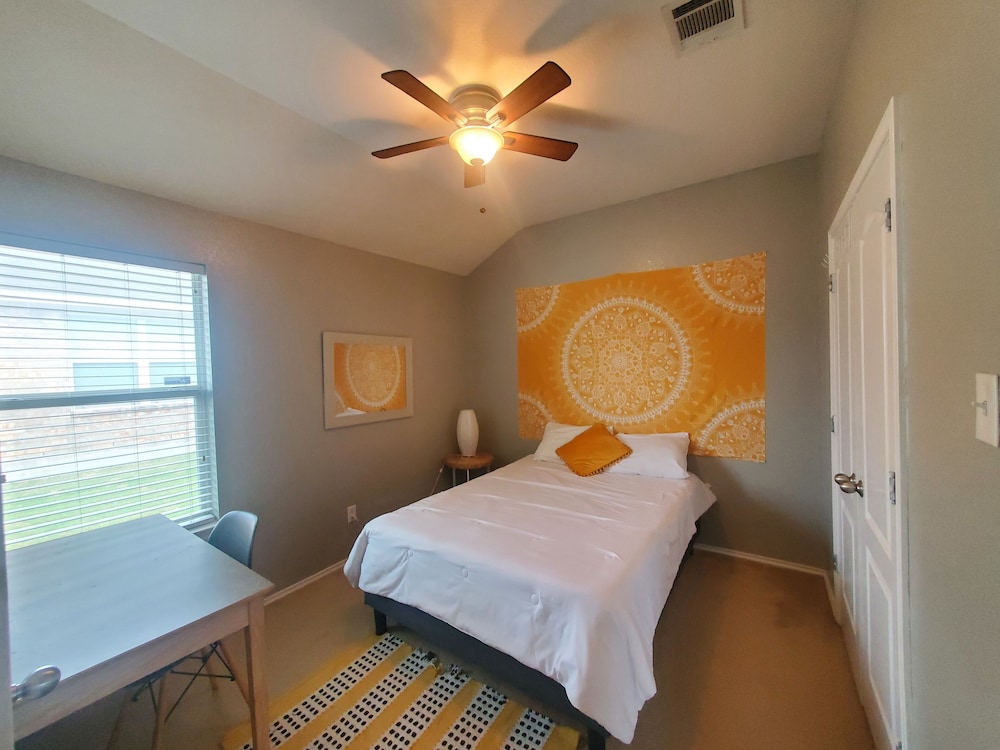 4 Bed House, Easy Commute To Austin And San Marcos- Off I-35 With Ev Charger! - Kyle, TX