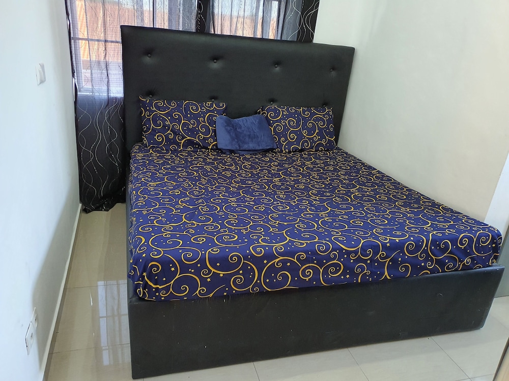 2 Bedroom Apartment Living Room Fully Equipped With Air Conditioning And Wifi. - Cotonou