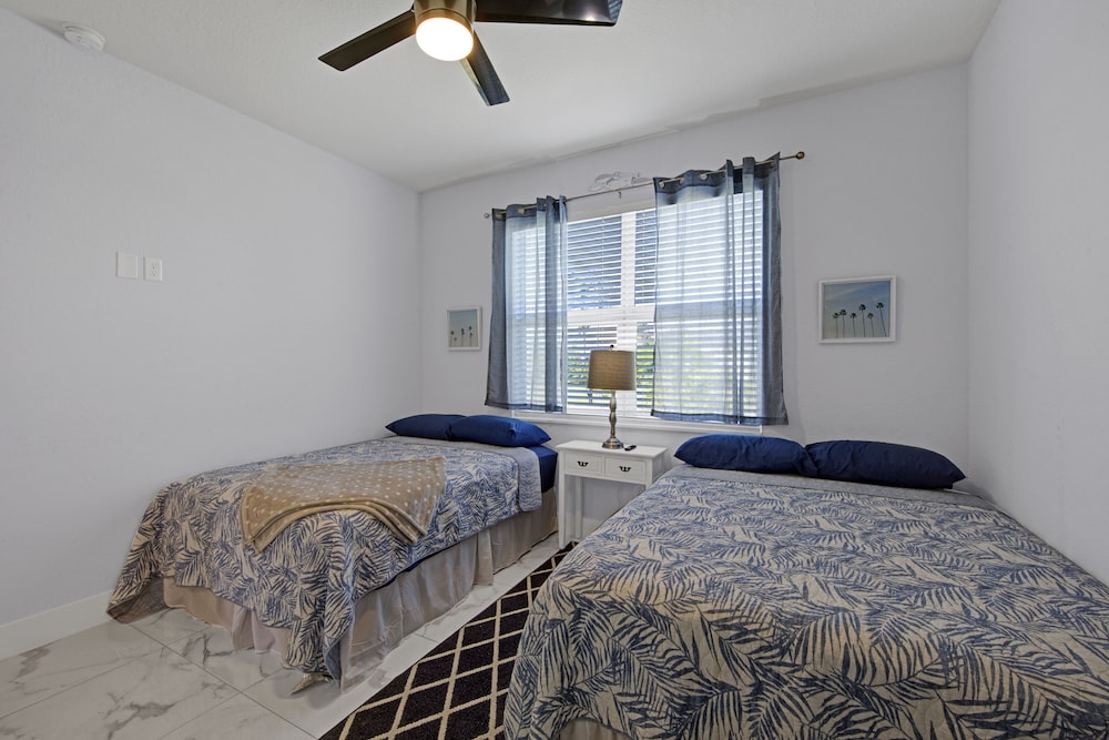 Magnificent Sw Cape Coral Pool Home! 3 Bed 3 Bath Plus Den! - Pine Island, FL